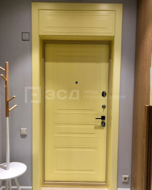Большая современная желтая дверь с броненакладками и ночной задвижкой
