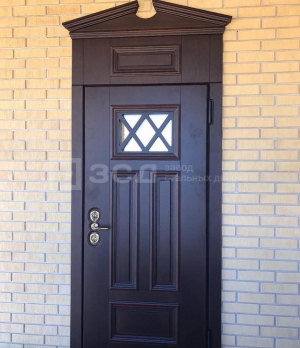 Высокая наружная входная дверь в дом