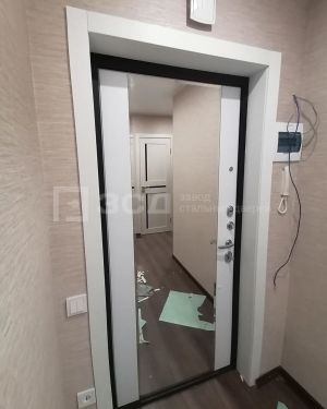 Белая металлическая дверь МДФ