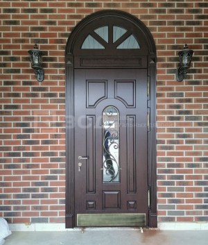Однопольные арочная дверь остеклённая с кованой решёткой и МДФ накладками
