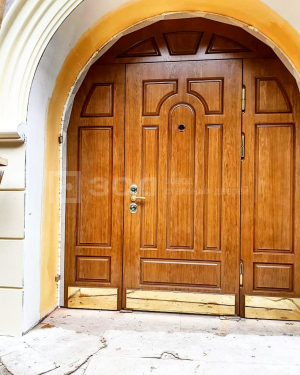 Усиленная дверь из лиственницы с полукруглой вставкой 